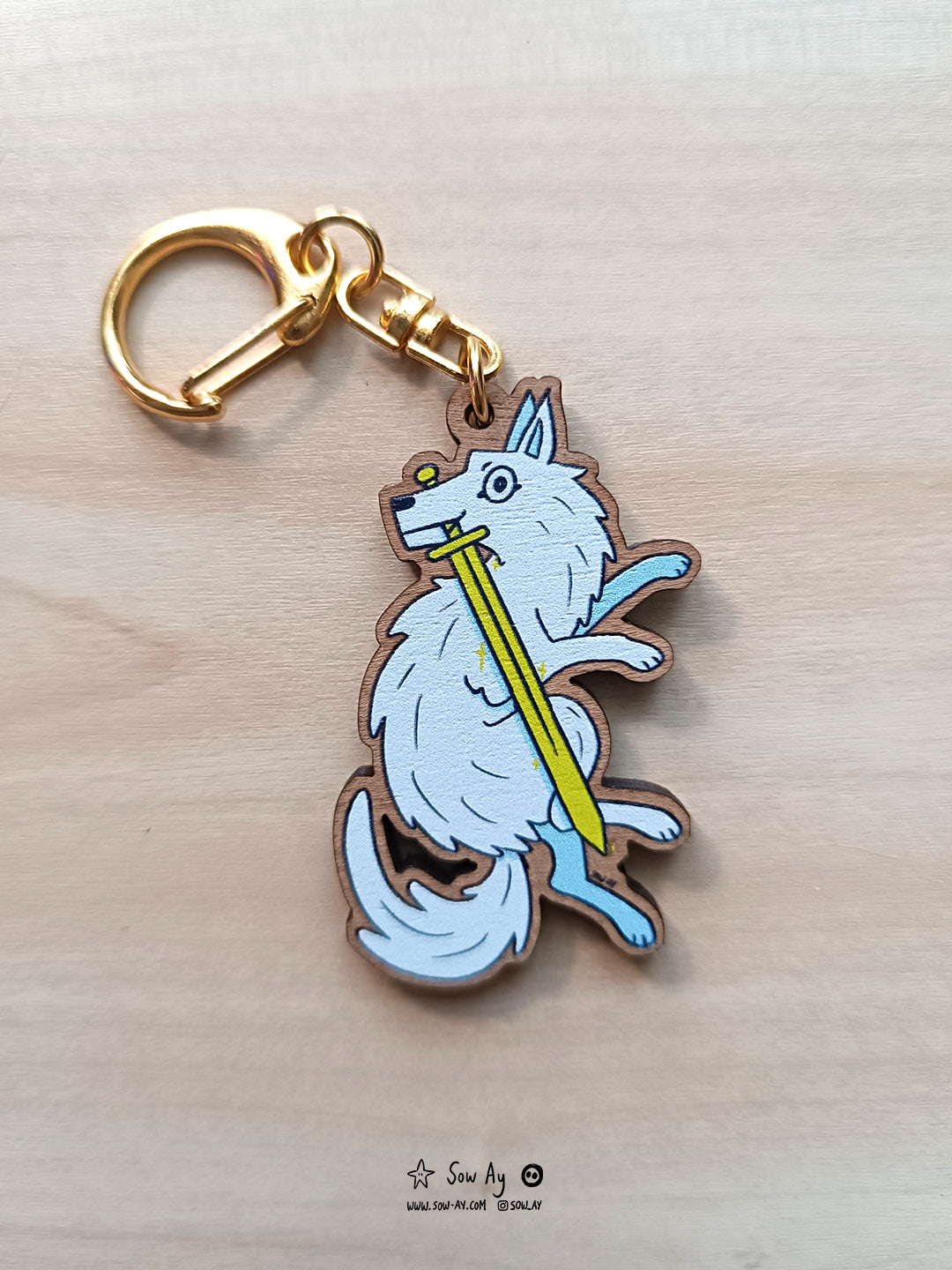 un loup blanc avec une épée jaune dans la gueule