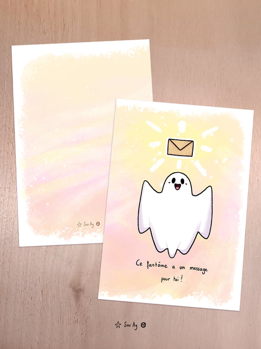 Petite carte type carte de vœu avec un fantôme content, bras ouverts, une enveloppe lévite au dessus de sa tête et il est écrit "ce fantôme a un message pour toi". 