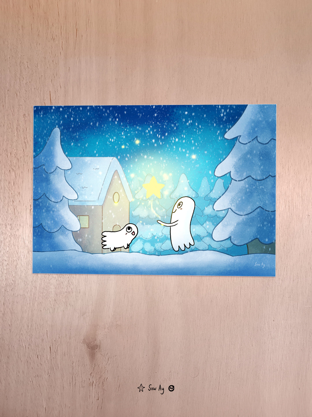 une scène extérieure sous la neige, un fantôme tient un ballon lumineux en forme d'étoile. Face à lui, un autre fantôme, son chien, le regarde. Il y a de la neige partout