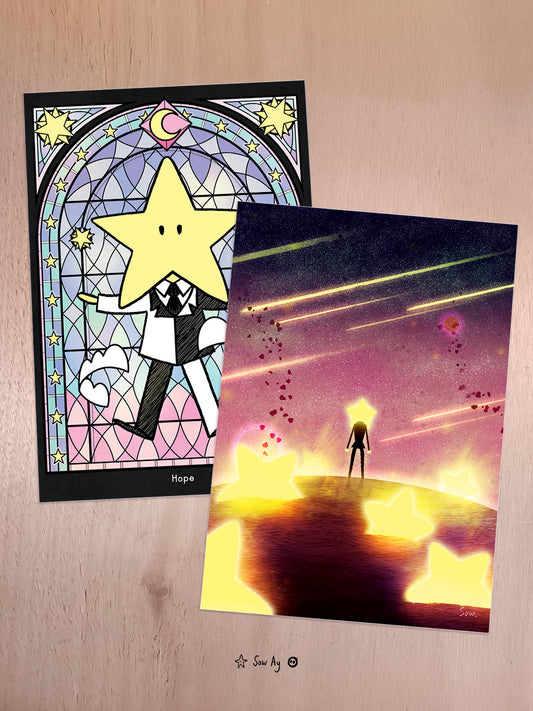 Illustrations d'un personnage à tête d'étoile dans un costume noir et blanc. L'un est positionné un vitrail coloré pastel. L'autre est debout au loin sur une planète sur laquelles des étoiles ont atteri.