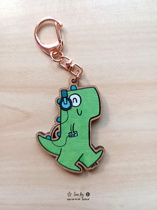 petit dinosaure vert de profil qui marche avec un casque sur ses oreilles. il est tout content.