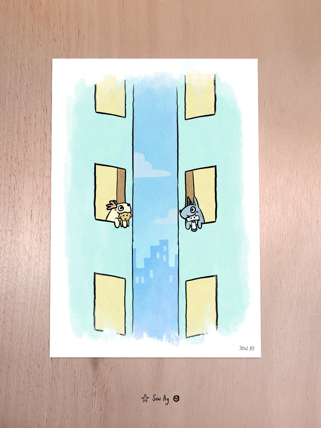 2 immeubles qui se font face. Dans chacun, par une fenêtre, un chien s'y trouve, avec son doudou dans la gueule. Les deux chiens sont heureux et se montrent respectivement leurs peluches.