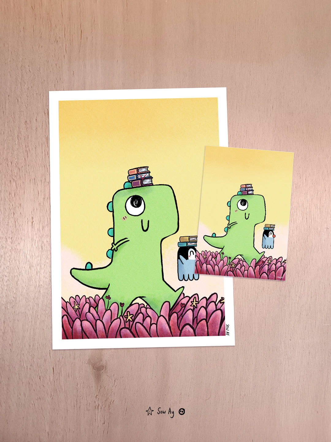un petit dinosaure vert marche heureux avec des livres sur sa tête. Son ami pingouin est devant lui, tout content, avec aussi une pile de livres sur sa tête.