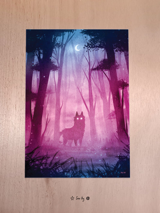 dans la forêt, il fait nuit, on voit la silhouette d'un loup et ses yeux briller. Il nous regarde. Il y a des lucioles qui brillent et les couleurs sont un dégradé de bleu, violet et rose.