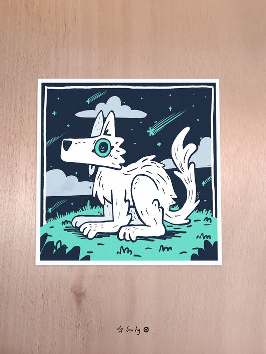 Il fait nuit, le ciel est sombre et des étoiles filantes turquoises tombent. Au premier plan, on a un loup blanc de profil avec les yeux turquoises et la langue qui dépasse.