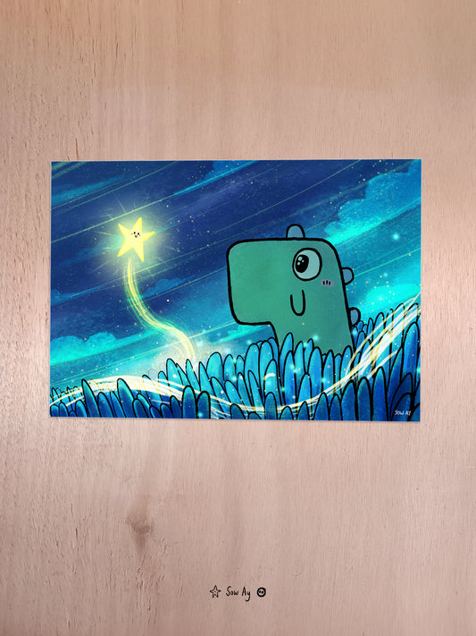 il fait nuit, un dinosaure a sa tête sortie des hautes herbes et regarde heureux une étoile filante qui lui fait signe.