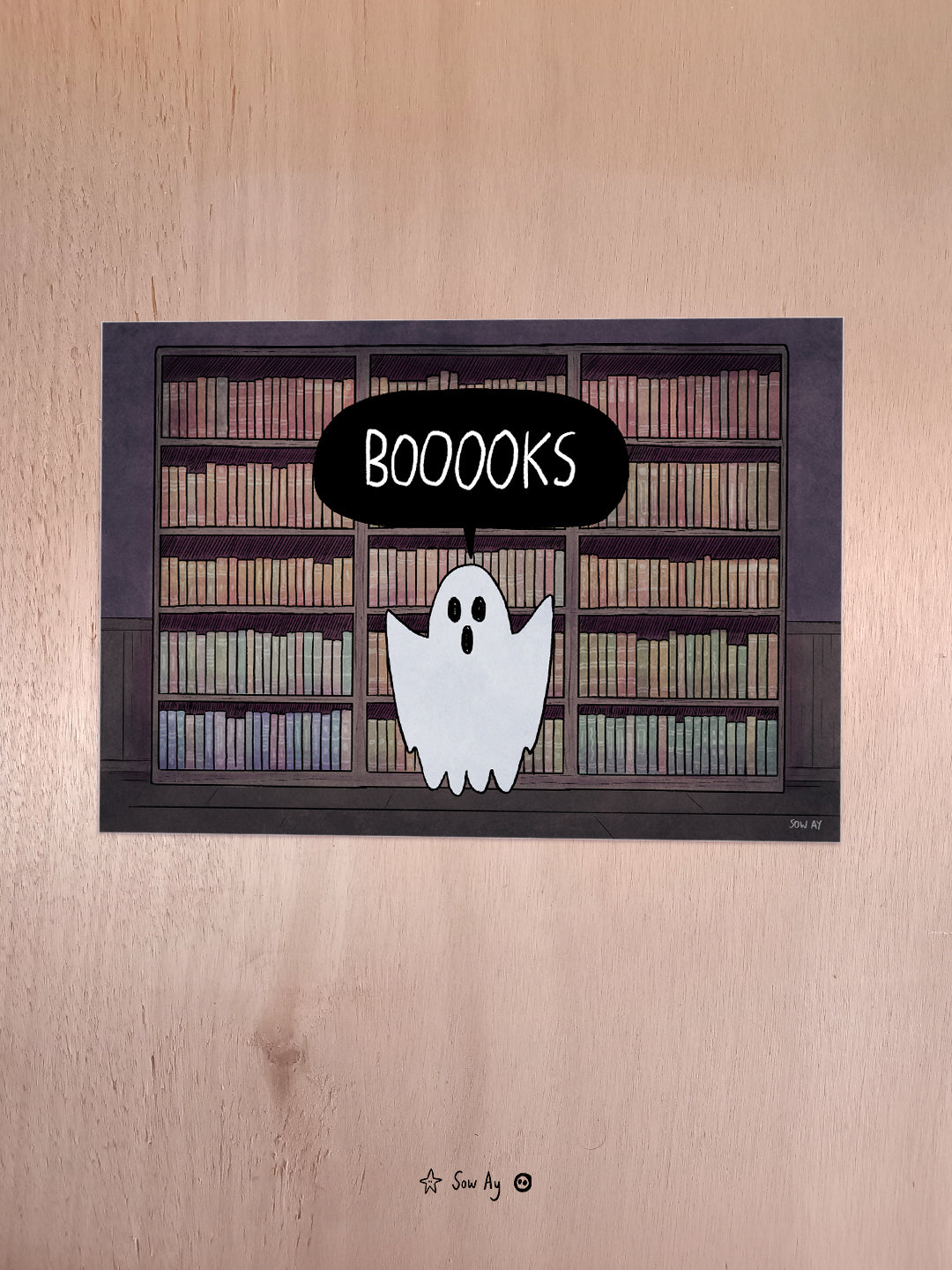 un fantôme se tient droit, menaçant devant une immense étagère remplie de livres, il y a une bulle qui fait dire au fantôme : "booooooks"