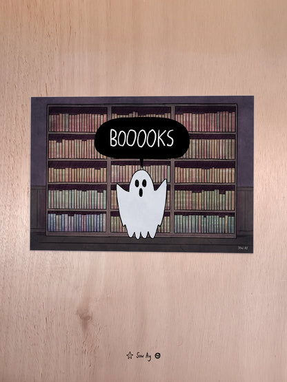 un fantôme se tient droit, menaçant devant une immense étagère remplie de livres, il y a une bulle qui fait dire au fantôme : "booooooks"