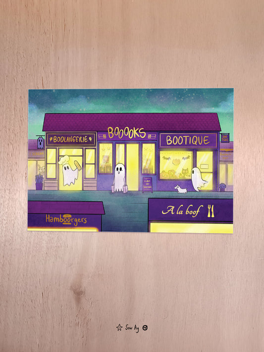On voit un bâtiment dans des couleurs violettes et jaune de part la lumière à l'intérieur. Un fantôme boulanger s'y trouve devant son commerce, un autre fantôme promène son chien fantôme et un troisième se tient heureux devant la librairie. Les commerces ne sont que des jeux de mots : "Booooks", "boolangerie", "bootique", à la boof", "hamboorgers", "i scream"