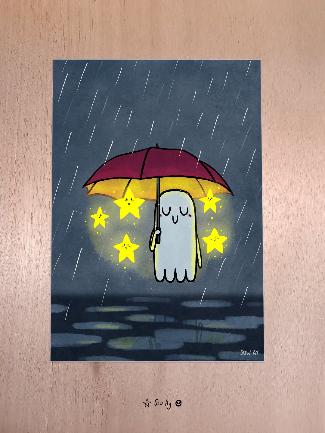 Il fait sombre et il pleut : un fantôme lévite, le visage souriant et les yeux fermés. Il tient un parapluie sous lequel il s'abrite et abrite 5 jolies étoiles jaunes, elles aussi heureuses.