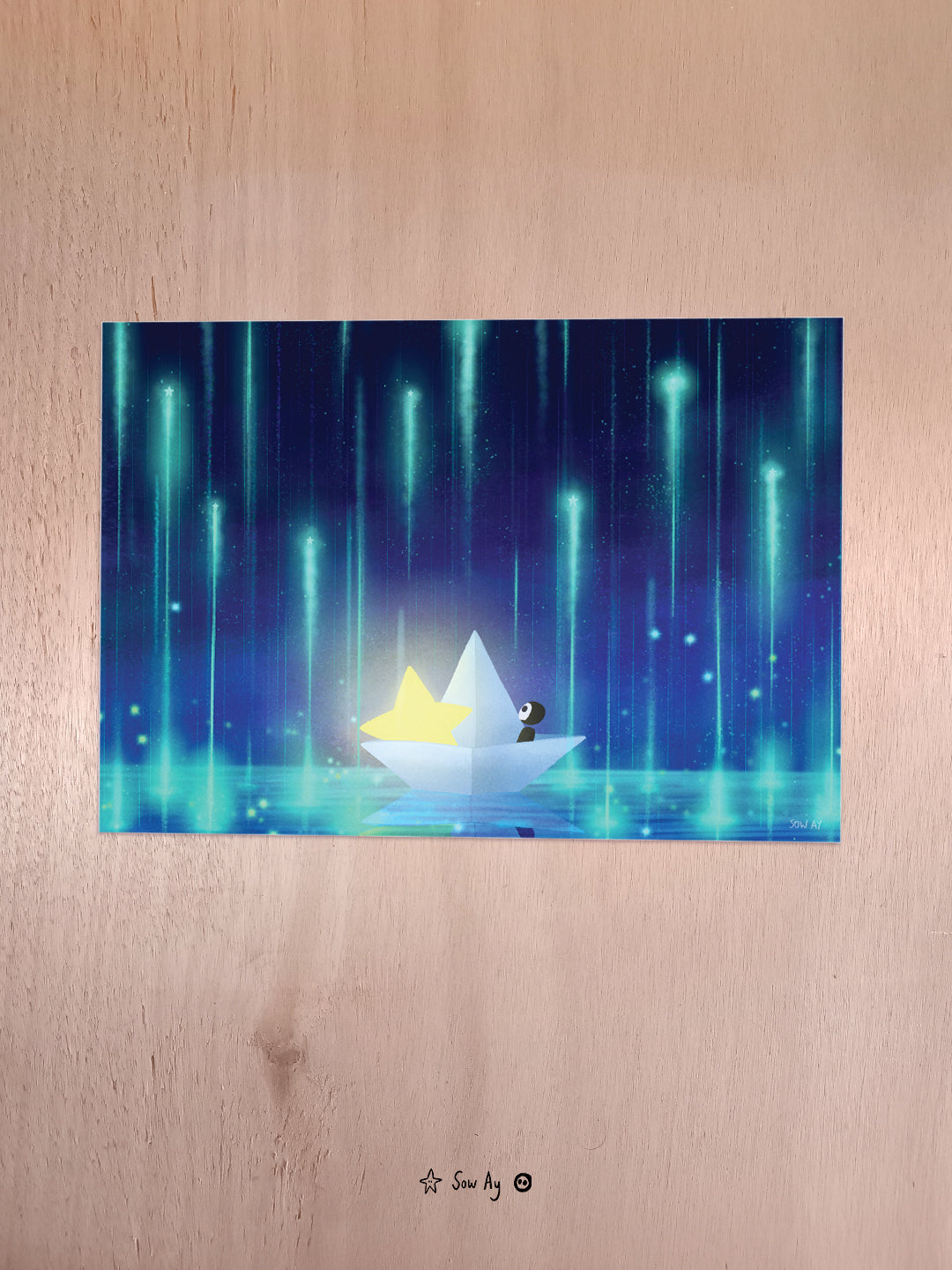 il fait nuit, un petit personnage noir et blanc est dans un bateau en papier avec une grande étoile jaune brillante. 