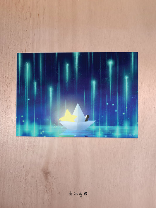 il fait nuit, un petit personnage noir et blanc est dans un bateau en papier avec une grande étoile jaune brillante. 