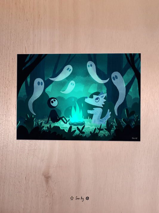 dans une forêt, de nuit, il y a un feu de camp autour duquel se trouve un petit personnage et un loup blanc. Le feu est turquoise, et il y a des fantômes autour d'eux.