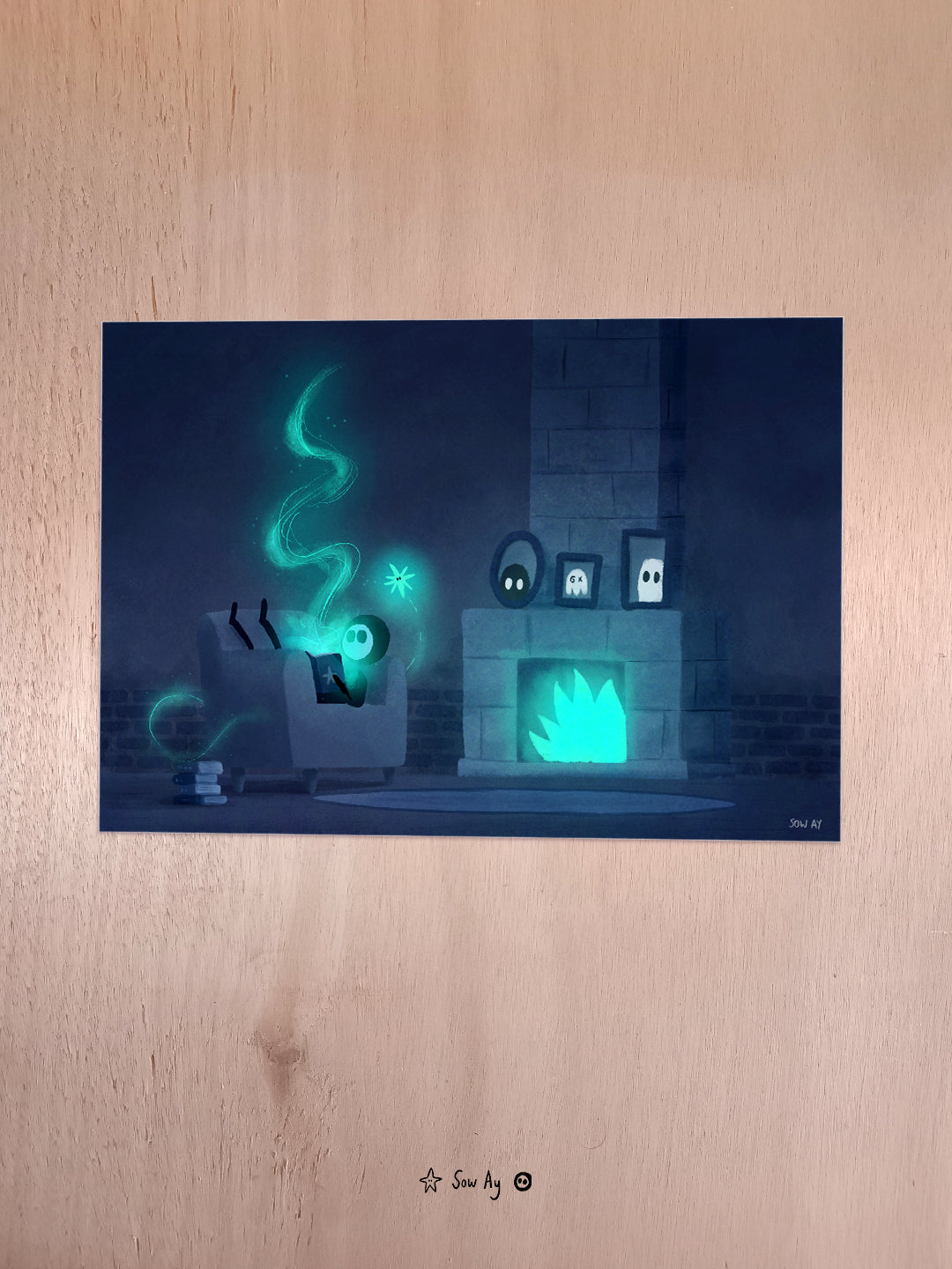 En intérieur, une cheminée dans laquelle il y a un feu turquoise. A coté, un fauteuil dans lequel se trouve un petit personnage qui lit un livre.
