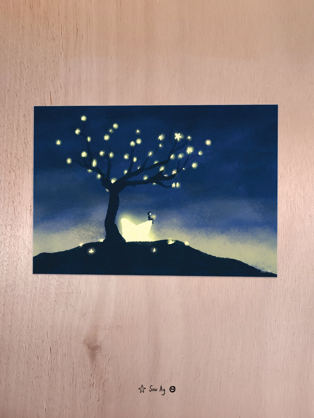 Il fait sombre, nous voyons de loin une colline avec un arbre sans feuilles dans lequel il y a plein d'étoiles jaunes brillantes, dont certaines tombées par terre. Au pied de l'arbre, une immense étoile est à moitié enfouie sous le sol, et notre petit personnage des Nobodies est assis dessus.