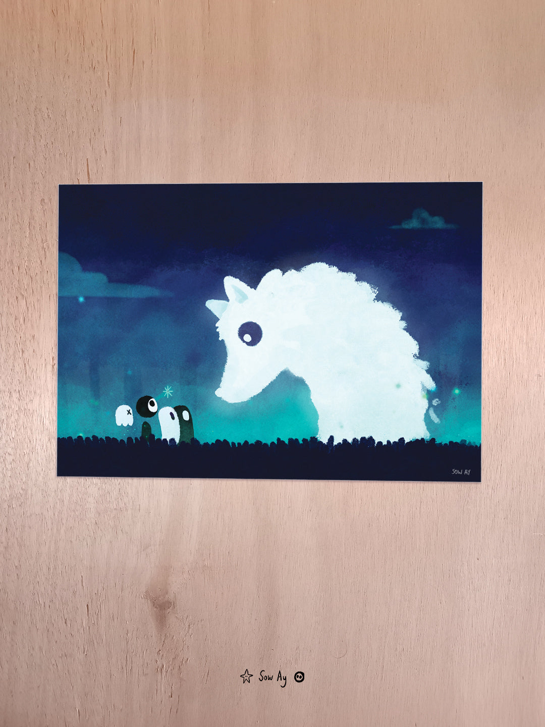 il fait nuit, un grand loup blanc à l'air amical est penché sur un groupe de petits personnages fantômes, et ils se regardent.