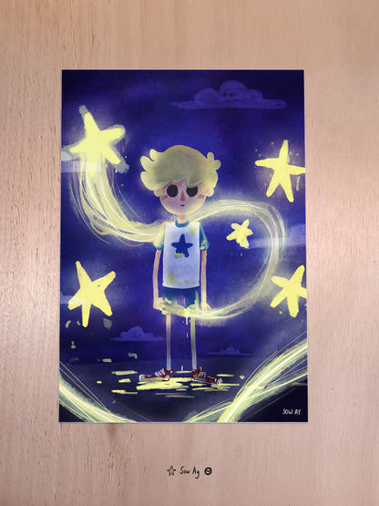 un jeune garçon est debout dans la nuit, il a de la peinture sur ses vêtements, ses chaussures et à ses pieds. Il tient un pinceau dans sa main et a peint des étoiles brillantes tout autour de lui.