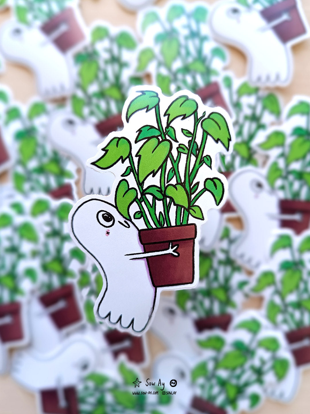 fantôme tout content de profil qui tient dans ses bras une plante verte plus grande que lui