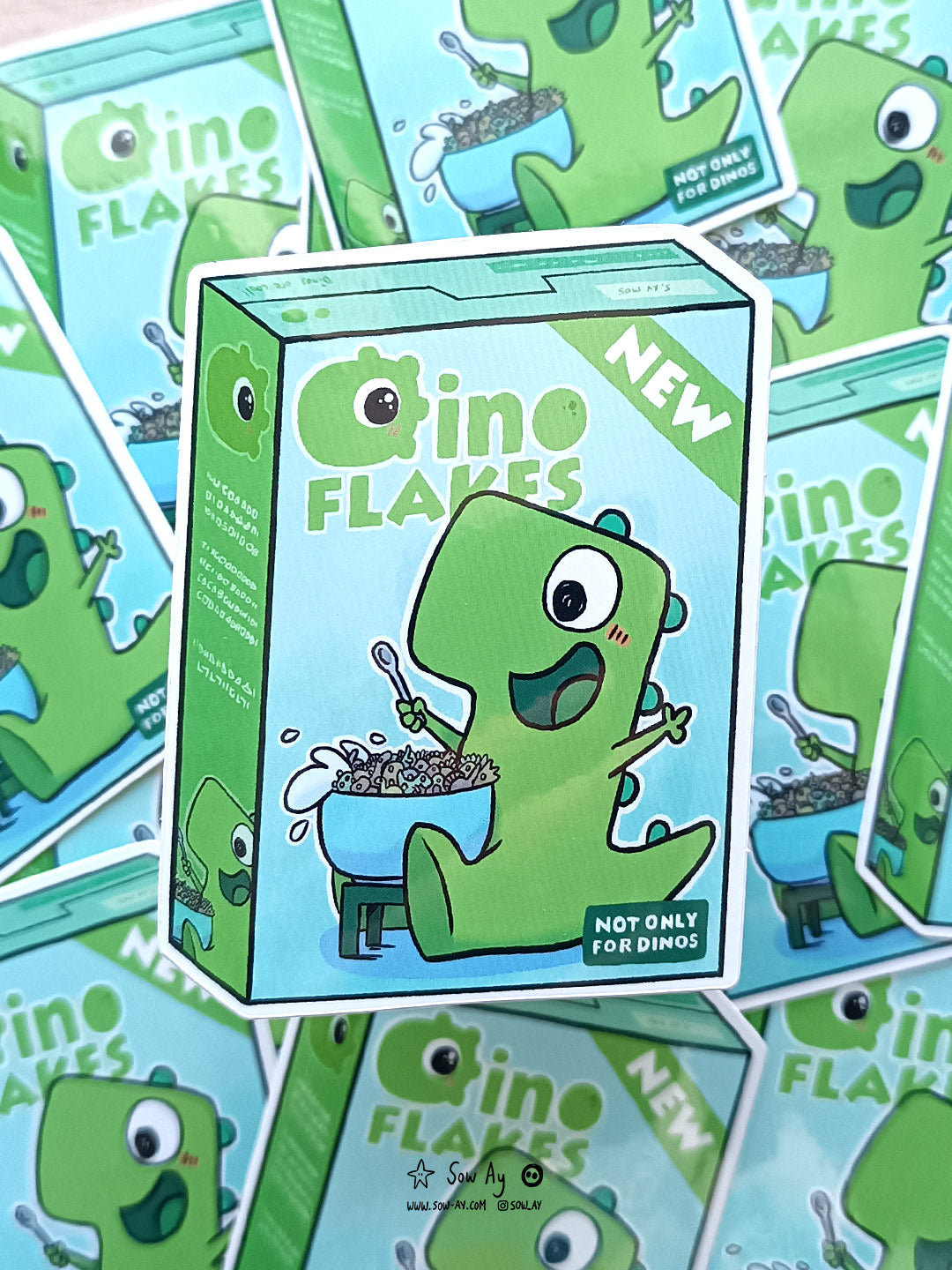 boîte de céréales sur laquelle on voit un dinosaure vert très heureux de manger ses céréales en forme de petits dinosaures