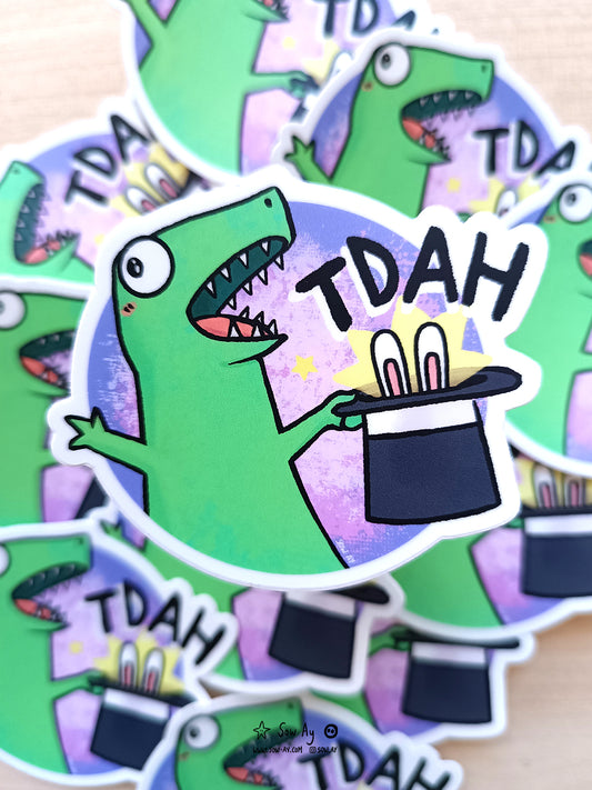 dinosaure tenant un chapeau de magicien, duquel sort une paire d'oreilles de lapin. Le dinosaure se tient de manière théâtrale et il est écrit TDAH au lieu de TADAH