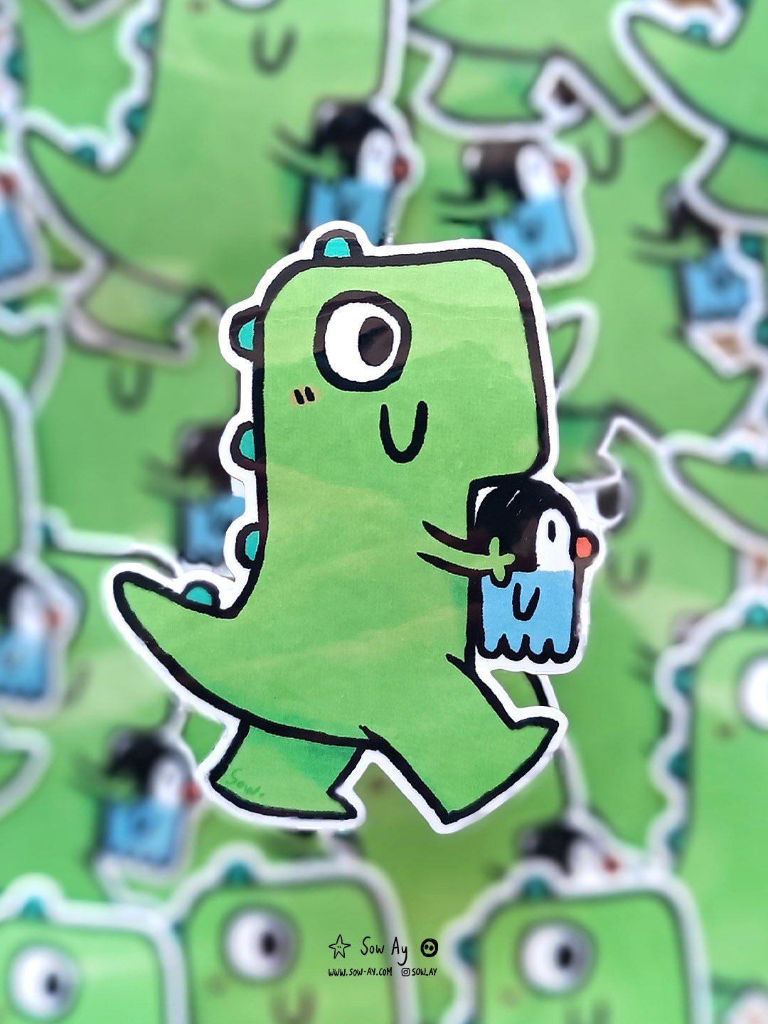 Petit dinosaure vert de profil qui marche, heureux, et tient dans ses bras un petit pingouin