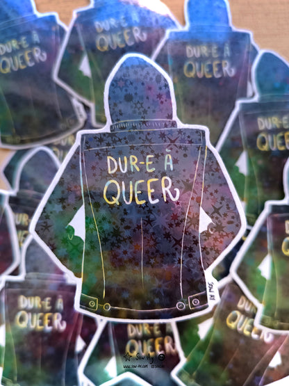 dessin holographique d'un personnage de dos jusqu'à la taille qui porte une veste noire sur laquelle est écrit "dur-e à queer"