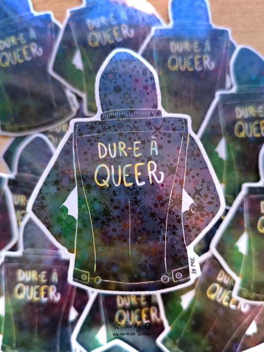 dessin holographique d'un personnage de dos jusqu'à la taille qui porte une veste noire sur laquelle est écrit "dur-e à queer"