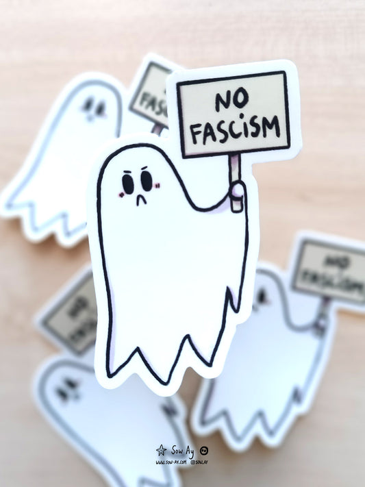 fantôme en colère qui tient une pancarte sur laquelle est inscrit "no fascism"