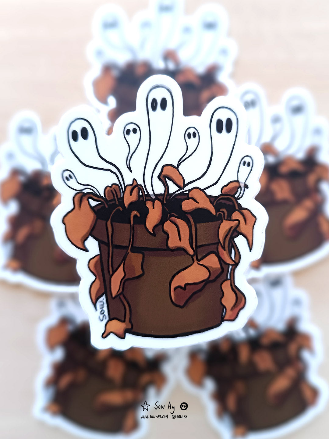 un pot de fleurs marron avec à l'intérieur des feuilles d'une plante morte. Du pot de fleur s'échappent plusieurs petits fantômes