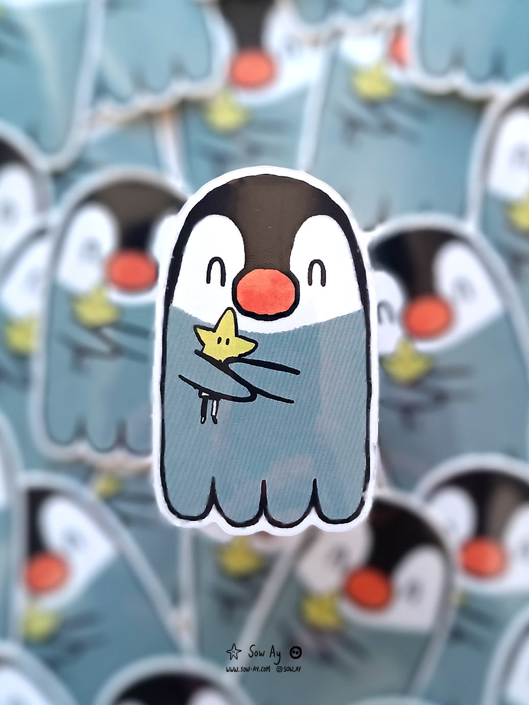 petit pingouin, heureux, qui tient dans ses bras son doudou, un personnage à tête d'étoile