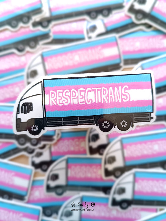 camion de profil aux couleurs du drapeau transgenre sur lequel est écrit Respectrans