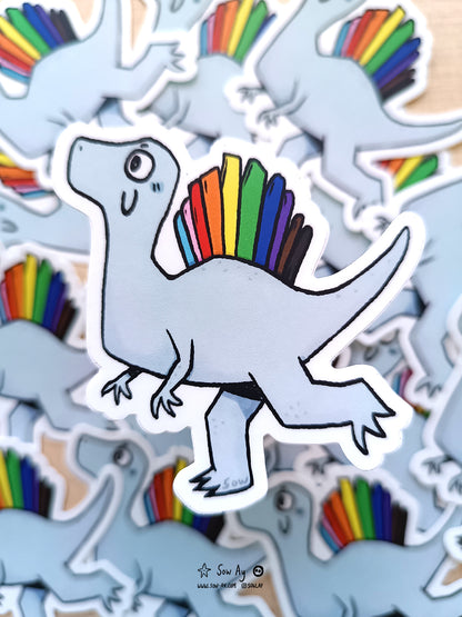 dinosaure de profil, spinosaure gris avec crête dorsale aux couleurs du drapeau GBTQIA+