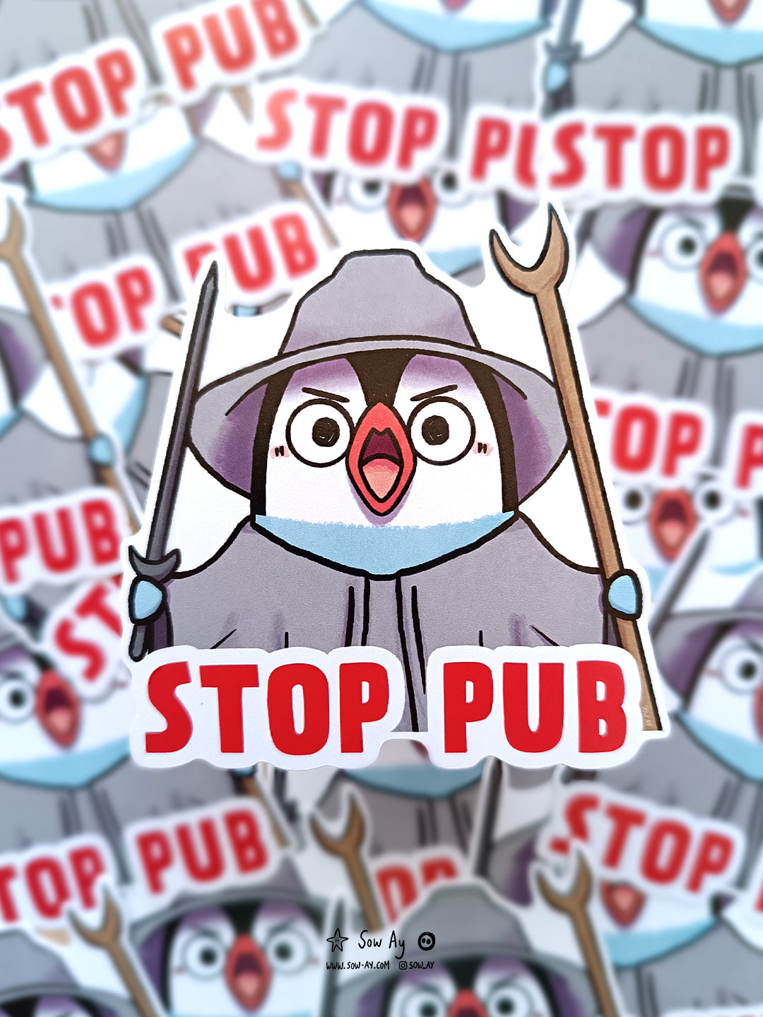 pingouin en colère avec des armes et un chapeau qui crie "stop pub"